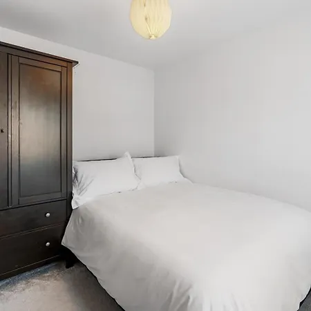 Spacious 4-bed Near Links