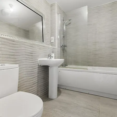 Spacious 4-bed Near Links Manchester