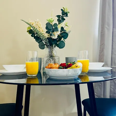 בית נופש Hub - 2br With Free Parking, Near Airport & Attractions