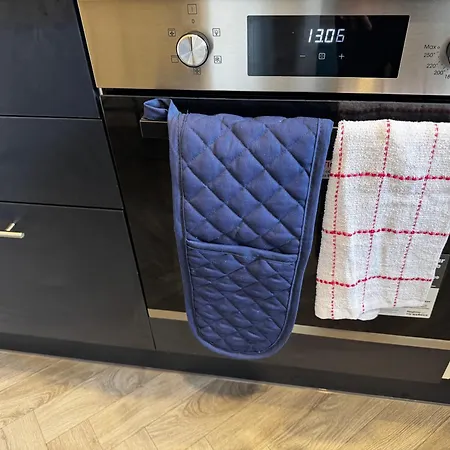 Holiday home Hub - 2br With Free Parking, Near Airport & Attractions *