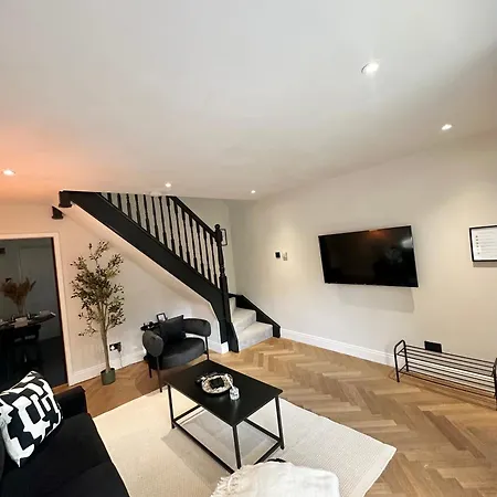 Convenient House By Ankers Contractors With Free Parking Manchester