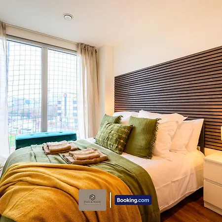 Modern 2 Bedroom By Paul & Malin Short Lets & Serviced Stretford With Free Parking & Gym Access Manchester