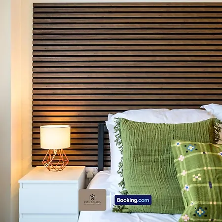 Modern 2 Bedroom By Paul & Malin Short Lets & Serviced Stretford With Free Parking & Gym Access