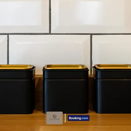 Modern 2 Bedroom By Paul & Malin Short Lets & Serviced Stretford With Free Parking & Gym Access Manchester