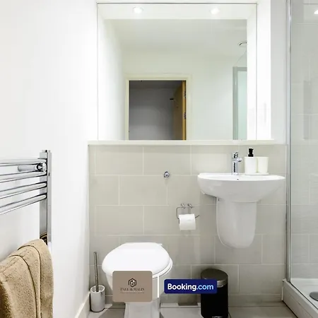 Modern 2 Bedroom By Paul & Malin Short Lets & Serviced Stretford With Free Parking & Gym Access *