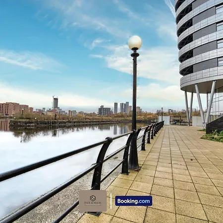 3 Bedroom By Paul & Malin Short Lets & Serviced Stretford With Gym Access Manchester