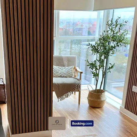 Lägenhet 3 Bedroom By Paul & Malin Short Lets & Serviced Stretford With Gym Access Manchester