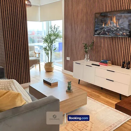 3 Bedroom By Paul & Malin Short Lets & Serviced Stretford With Gym Access *