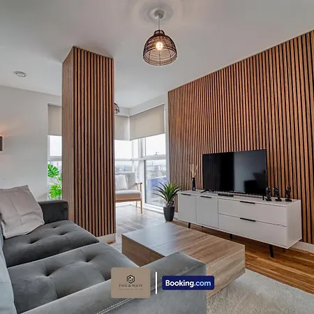 3 Bedroom By Paul & Malin Short Lets & Serviced Stretford With Gym Access *