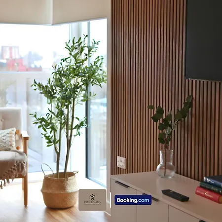 3 Bedroom By Paul & Malin Short Lets & Serviced Stretford With Gym Access * Manchester