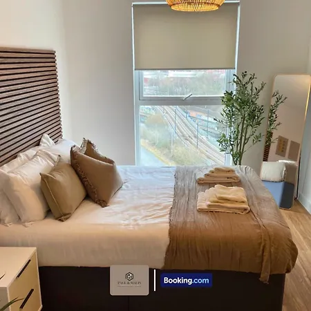 3 Bedroom By Paul & Malin Short Lets & Serviced Stretford With Gym Access Lägenhet