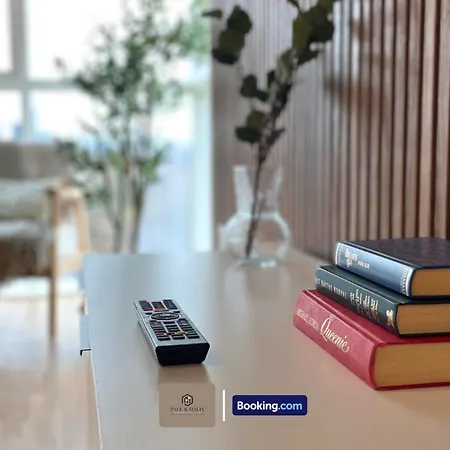 3 Bedroom By Paul & Malin Short Lets & Serviced Stretford With Gym Access