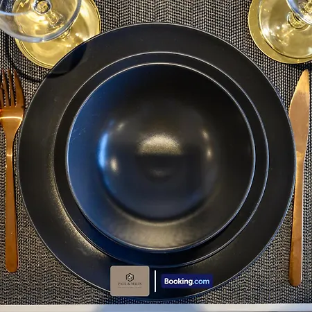 2 Bedroom By Paul & Malin Short Lets & Serviced Stretford With Free Wifi & Gym Access *