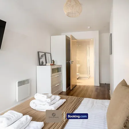 2 Bedroom By Paul & Malin Short Lets & Serviced Stretford With Free Wifi & Gym Access Apartman *