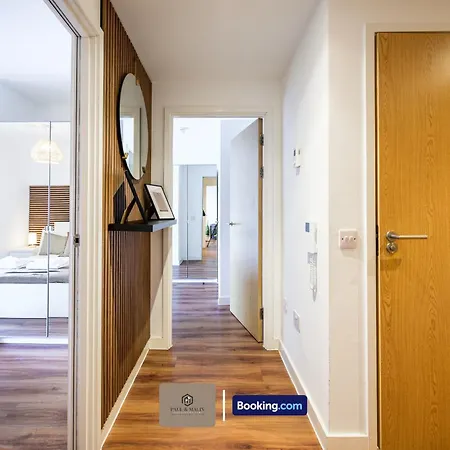 2 Bedroom By Paul & Malin Short Lets & Serviced Stretford With Free Wifi & Gym Access