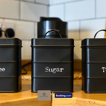 2 Bedroom By Paul & Malin Short Lets & Serviced Stretford With Free Wifi & Gym Access * Manchester