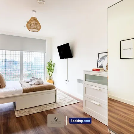 2 Bedroom By Paul & Malin Short Lets & Serviced Stretford With Free Wifi & Gym Access * Manchester