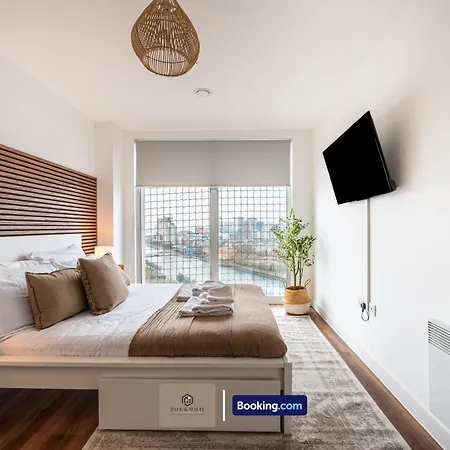 2 Bedroom By Paul & Malin Short Lets & Serviced Stretford With Free Wifi & Gym Access * Manchester