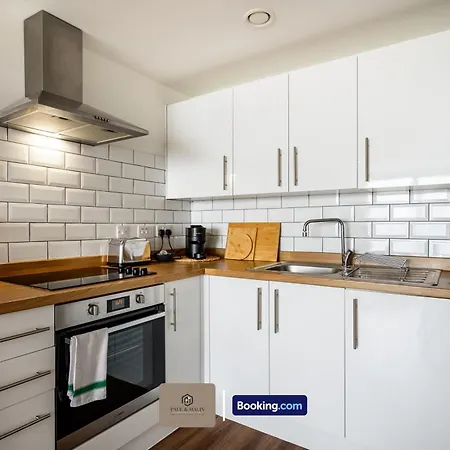 2 Bedroom By Paul & Malin Short Lets & Serviced Stretford With Free Wifi & Gym Access