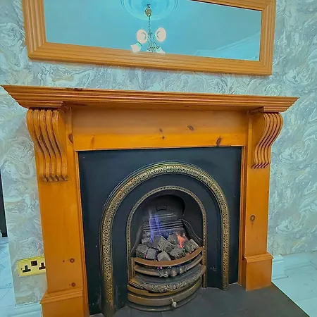 Full With Free Parking In Moss Bank, Crumpsall, Casa de Férias Manchester