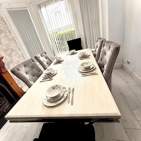 Full With Free Parking In Moss Bank Near Cheetham Hill, Crumpsall, *