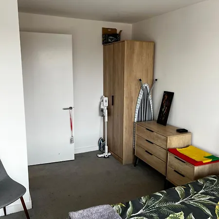Private Double With Shared Amenities Near منزل للإقامة مانشستر