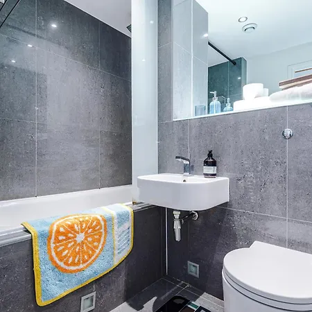 Mcr 2br 2ba, Parking, Wifi, Full Kitchen * Μάντσεστερ