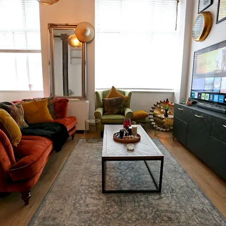 Stylish Seconds Away From Hotspots Pass The Keys Apartment