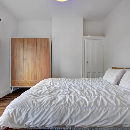 Pass The Keys Modern Two Bedroom By Levenshulme Station