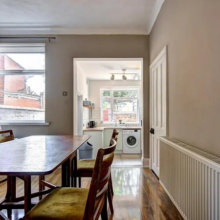 Pass The Keys Modern Two Bedroom By Levenshulme Station *