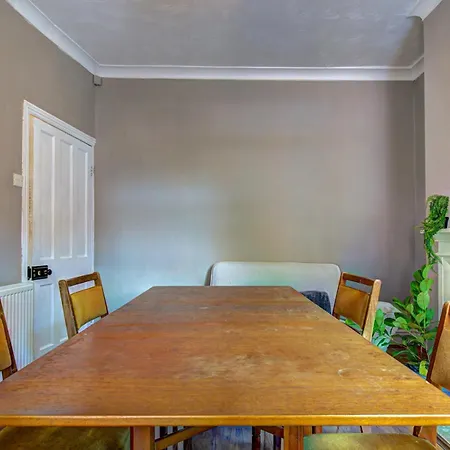 Pass The Keys Modern Two Bedroom By Levenshulme Station Hébergement de vacances