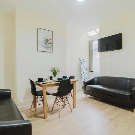 Stylish 3 Bedroom House 20 - Free Parking Apartmán *