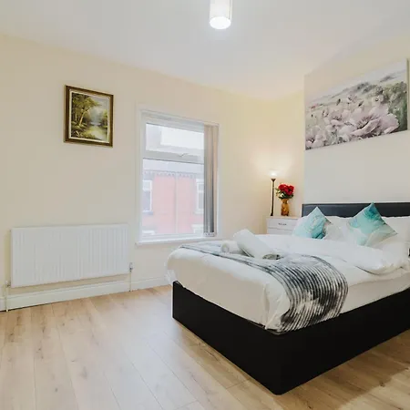 Stylish 3 Bedroom House - Free Parking