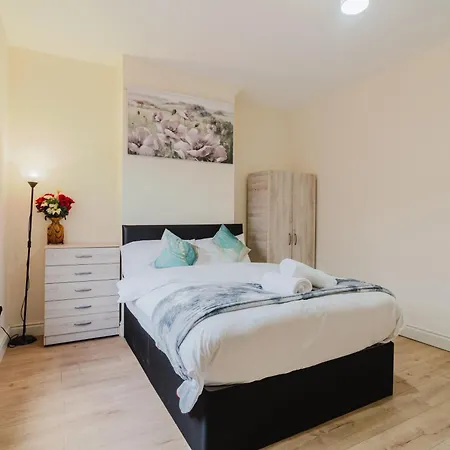 Stylish 3 Bedroom House - Free Parking