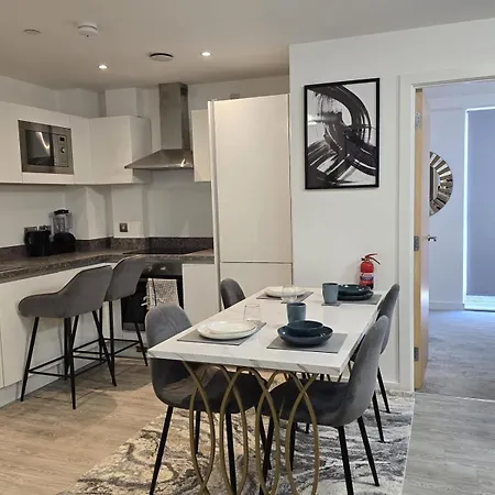 Mega9 Luxury 2bedrooms - 2baths, 2toilets Apartment