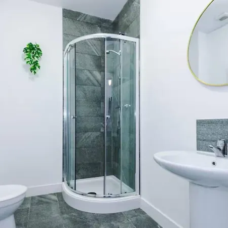Modern Sleeps 4 & Free Parking Manchester