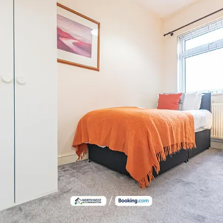 Vakantiehuis Spacious 3-Bedroom House In Manchester With Free Parking