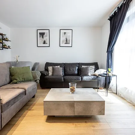 Stylish 2-bed In Centre *