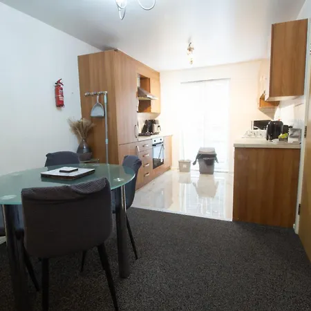 Close To Centre 3-bed Townhouse, Sleeps 7, Free Parking, Great Transport Links *