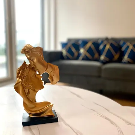 Luxurious 2 Bedroom - Water View And Parking Apartment *