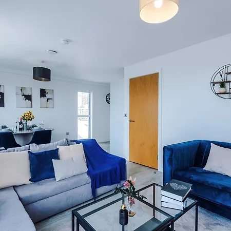 2br Chic And Stylish In Salford, Wifi, Kitchen, Parking With View Apartment *