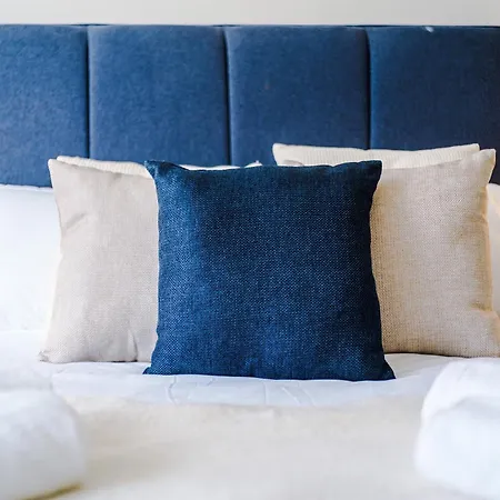 2br Chic And Stylish In Salford, Wifi, Kitchen, Parking With View Manchester