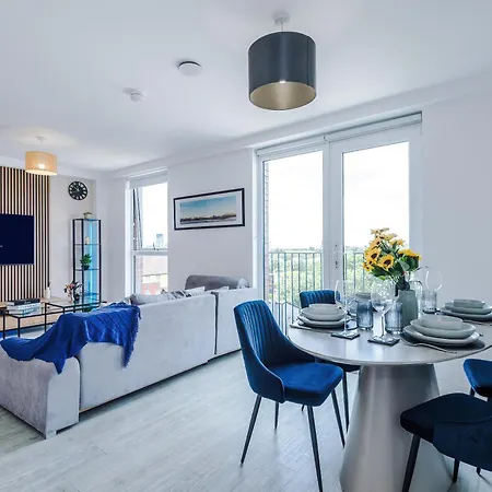 2br Chic And Stylish In Salford, Wifi, Kitchen, Parking With View Apartment