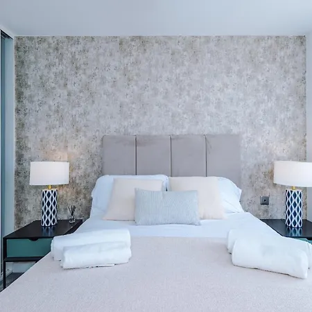 2br Chic And Stylish In Salford, Wifi, Kitchen, Parking With View Apartment Manchester