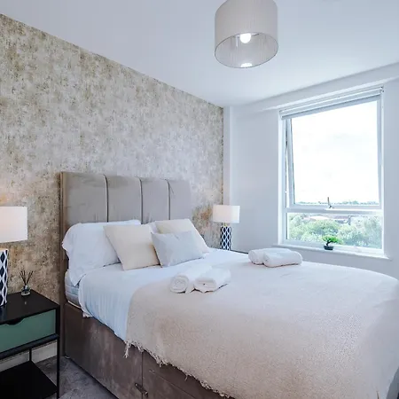 2br Chic And Stylish In Salford, Wifi, Kitchen, Parking With View * Manchester
