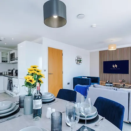 2br Chic And Stylish In Salford, Wifi, Kitchen, Parking With View Apartment Manchester