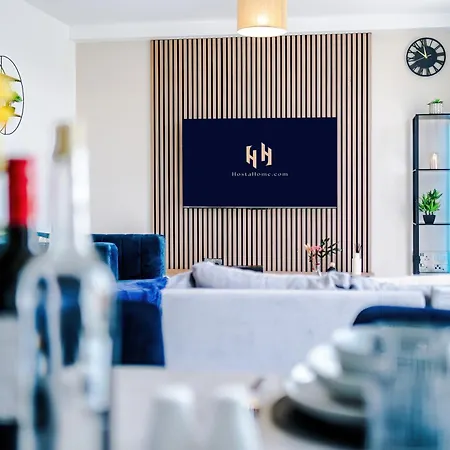 Apartment 2br Chic And Stylish In Salford, Wifi, Kitchen, Parking With View