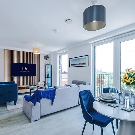 Apartment 2br Chic And Stylish In Salford, Wifi, Kitchen, Parking With View *