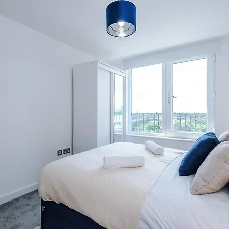 2br Chic And Stylish In Salford, Wifi, Kitchen, Parking With View * Manchester