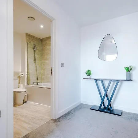 2br Chic And Stylish In Salford, Wifi, Kitchen, Parking With View